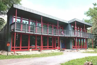 Image de Boogie Nights Manor on Va's Brew Ridge Trail nestled in the Blue Ridge Mountains