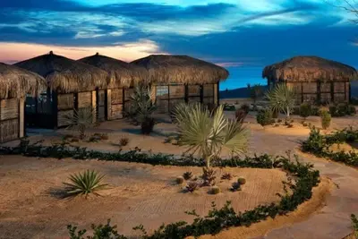 Image de One of a Kind Ocean front studio 100 ft from the beach.