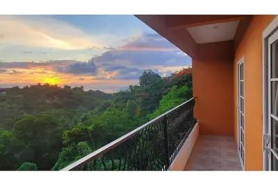 Mountain & Ocean Balcony Views~ Fully A/C~ Close to Beach & Airport~ Fast Wi-Fi