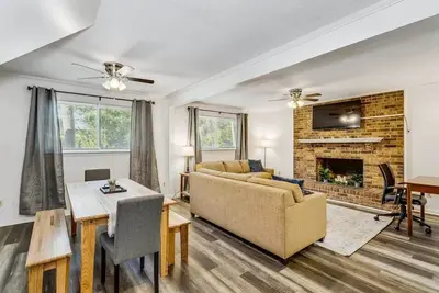 Image de Near Downtown, Beach! Main House - Woodland Escape