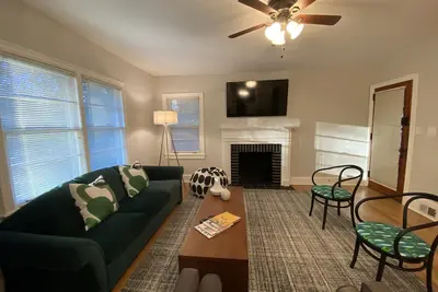Image de Cozy cottage in Historic Roswell just blocks from Canton Street!