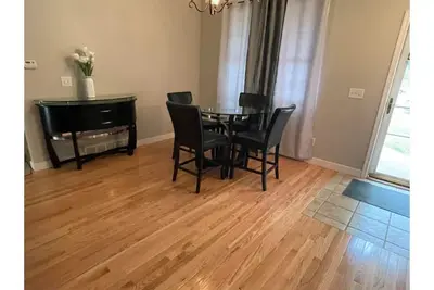 Image de Spacious 3 Br home w/ completed basement