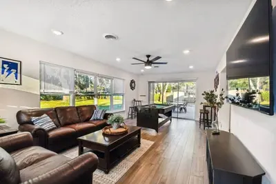 Image de Plush sheets, Games! , Huge backyard, Massage Chair