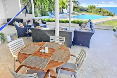 Hill Top Home | Infinity Pool | Mins→Beach+Ferry