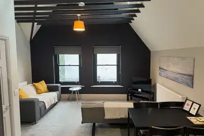 Image de Suite Five Second Floor-Appartement-Sdb privée avec douche-Vue sur Rue