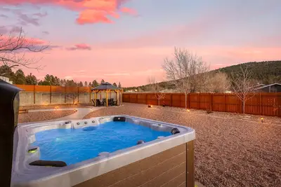 Image de Holiday Dates Just Released! Polar Express Hot Tub Pool Bocce Ball Court Table Mountain Views