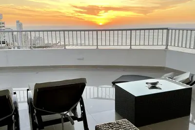 Image de Enjoy the terrace and the best sunset and view of the city.