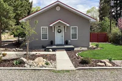 Image de Fully renovated cozy home in the heart of Salmon! No cleaning fees!