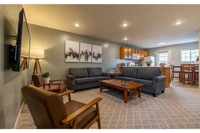 Image de Centrally located, beautifully appointed home near the river.