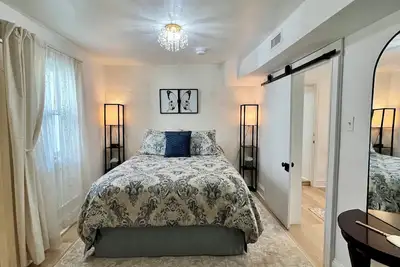 Image de Completely private suite with tub, kitchen, living room, & private entrance