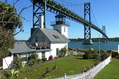 Image de Iconic Bristol Ferry Lighthouse