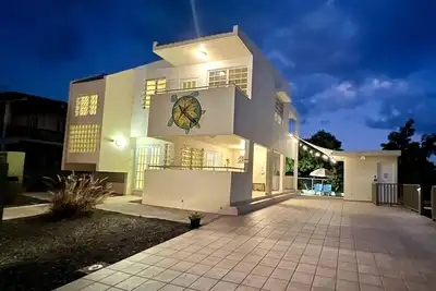 Image de * 1 Mile From The Beach! * Quiet dead end street in great location! *