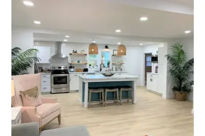 Image de The Callie- Downtown by the square & park. Tons of Parking. On 3 Acres!