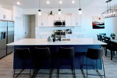 Image de New Cheerful 4 Bedroom by the Parks!