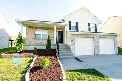 Image de Spacious home, game room. pool table- basketball court. 2 King beds, Free parking