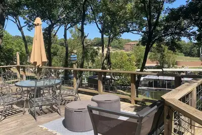 Image de Cozy lake getaway with huge deck and only 2 miles from Shangri-La back on Vrbo!