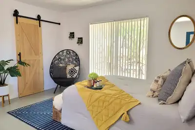 Image de Modern & elegant desert highway with quick access to hiking!