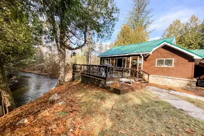 Image de Beautiful Riverfront Home