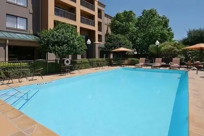 Image de 2 Relaxing Units Near Galatyn Woodland Preserve, Pets Allowed, Free Parking!