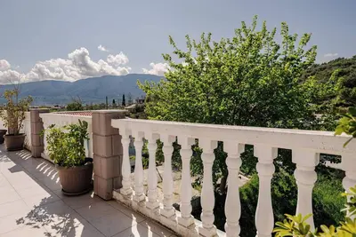 Image de Studio 'Eleni's Top Floor' avec piscine partagée, Wi-Fi et climatisation