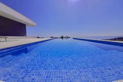 Image de Maison de vacances \"Villa Camacho xxviii - Vargem House\" avec vue sur mer, piscine et Wi-Fi.