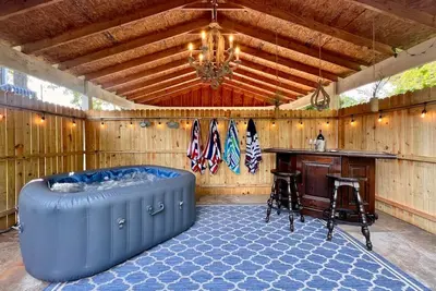 Image de Marigold: 6Bedroom Downtown Gem ~ Hot Tub