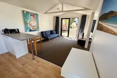 Image de Sunny & Spacious Palm Beach Studio - 15 min walk to Palm Beach