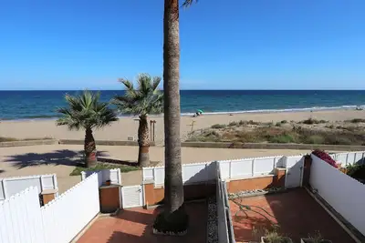 Image de At148 Garbí: Casa situada en primera línea de mar en Creixell