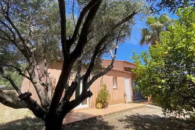 Image de Villa 4 * 90 m2 Wifi, tranquilité et confort avec petit jardin arboré. Parking.