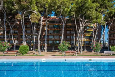 Image de At242 Els Pins I: Apartamento situado en primera línea del mar con 4 piscinas comunitarias