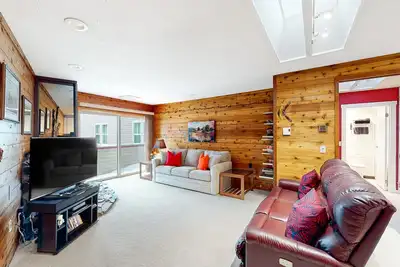 Image de Wonderful ski-in/out condo with balcony, full kitchen, WiFi, & cable