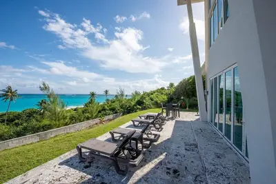 Image de Contemporary Beach Villa In Boutique Club
