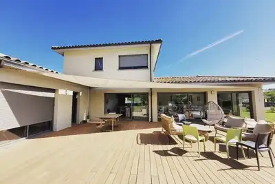 Image de Villa contemporaine avec vue, piscine et ses grands espaces verts au calme