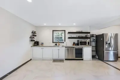 Image de New! Renovated! 6 Minutes to Airport!