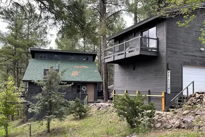 Image de Sarah's Sanctuary Mountain Pines - 4 Gorgeous Deck Views of the Forest. Hot Tub!