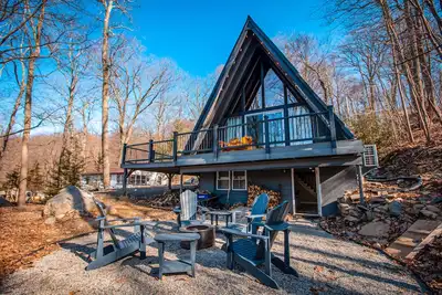 Image de Lake Glenwood A-Frame Cabin stunning views, fire pit, game room, Pet Friendly
