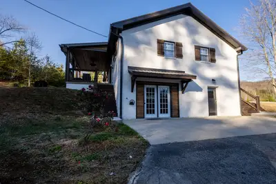 Image de Red River Gorge! 5 bed/3bath on 8 private acres! ! Hot tub, Arcade room, Garage