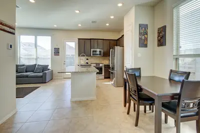 Image de Luxurious Richmond Townhouse - 3 Br, Fenced Yard, Family-Friendly!