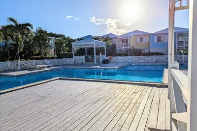 Image de Cozy Retreat by Chenay Bay