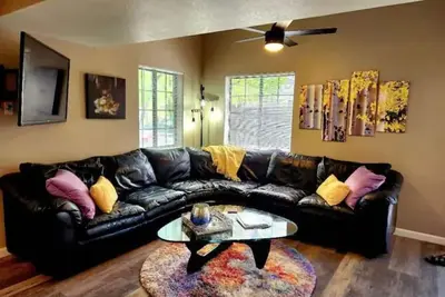 Image de Lovely Downtown Condo, Walk to Historic Downtown!