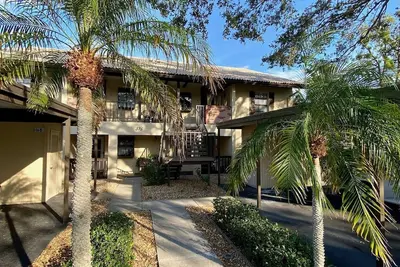 Image de Updated 2bed/2 full bath condo w/pool & pond view. Minutes to beach & downtown. .