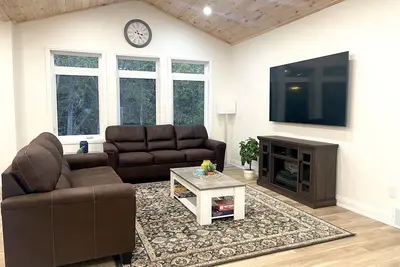 Image de Getaway with newly built cottage which is just 20 mins away from Tobermory!