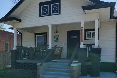 Image de Charming 3bd w/ front porch, back patio in fenced yard, walkable neighborhood