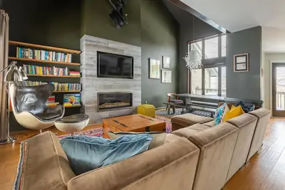 Image de Updated ski in/out 3 bedroom town house Bolton