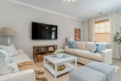 Image de Beautiful Large Townhome Steps to the Beach