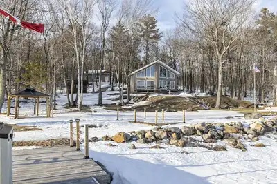 Image de Beautiful cottage on the lake with brand new sauna, large yard and office space.