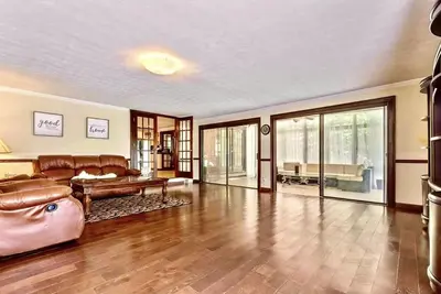 Image de 5 minutes to shopping mall restaurants and highway