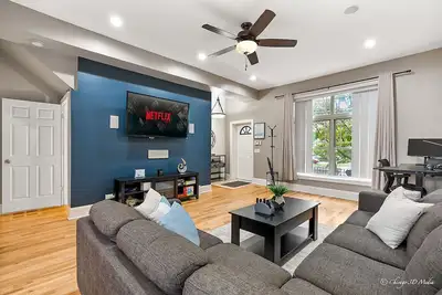 Image de Spacious 5 Br / King Size Beds + Private Parking!