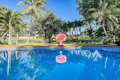 Image de Tropical Oasis with Heated Salt Water Pool & Bar!