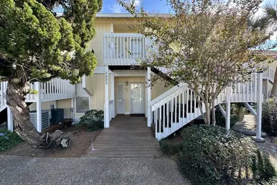 Image de Condo #2031 is a 1 Bedroom with a Golf Course & Canal view